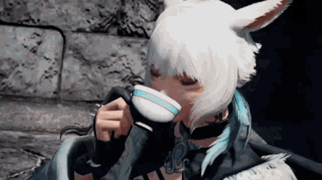 カップから水を飲む女の子